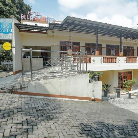 SPOT ON 90092 Dewi Safitri Hotel Semarang Exterior foto