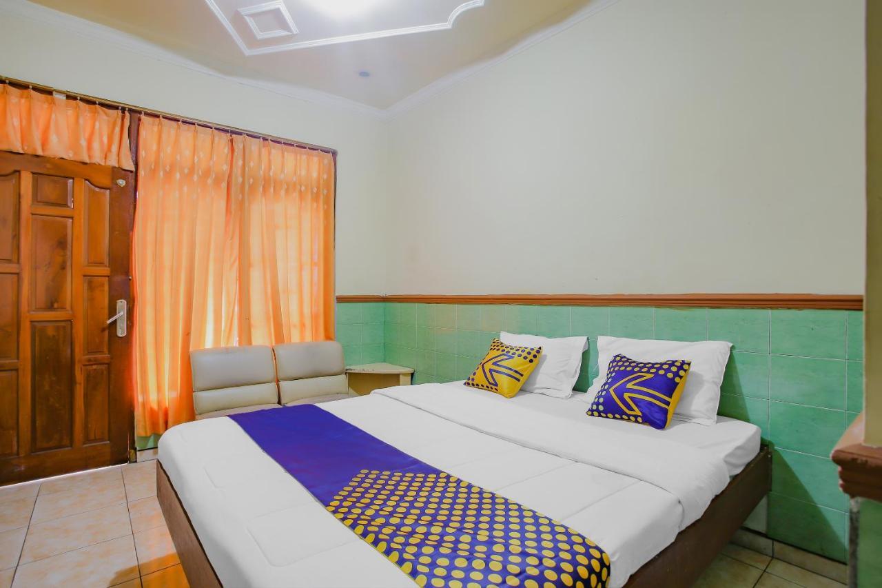 SPOT ON 90092 Dewi Safitri Hotel Semarang Exterior foto