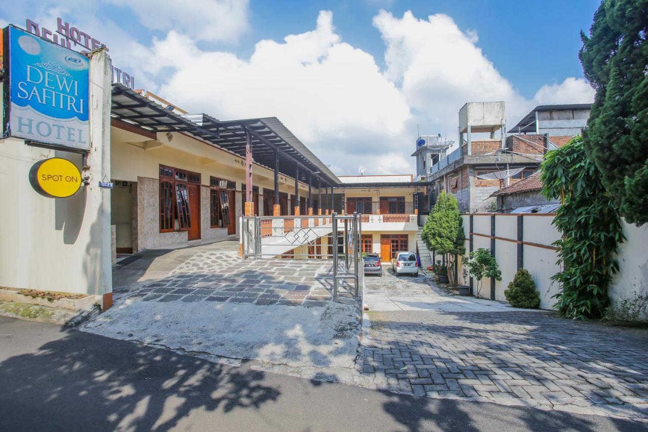 SPOT ON 90092 Dewi Safitri Hotel Semarang Exterior foto