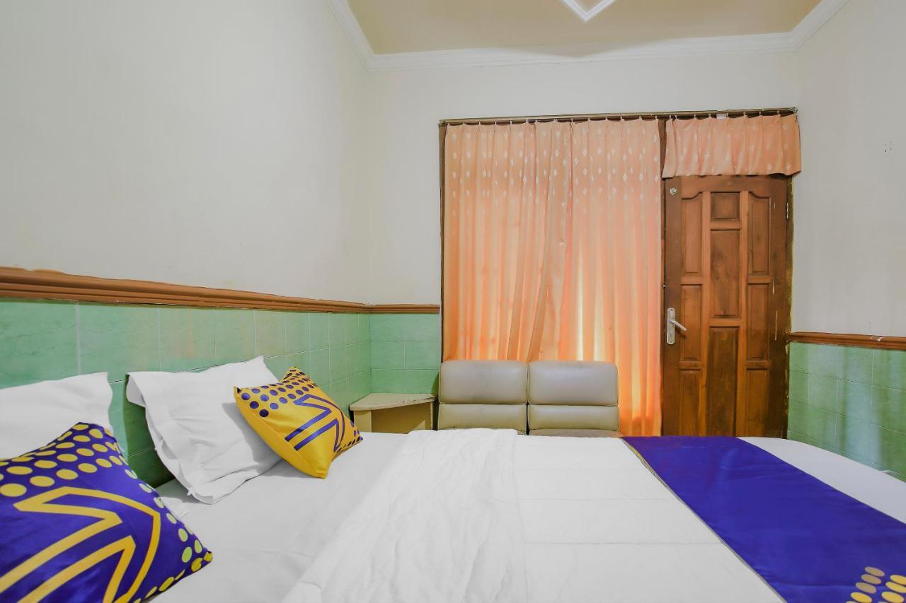 SPOT ON 90092 Dewi Safitri Hotel Semarang Exterior foto