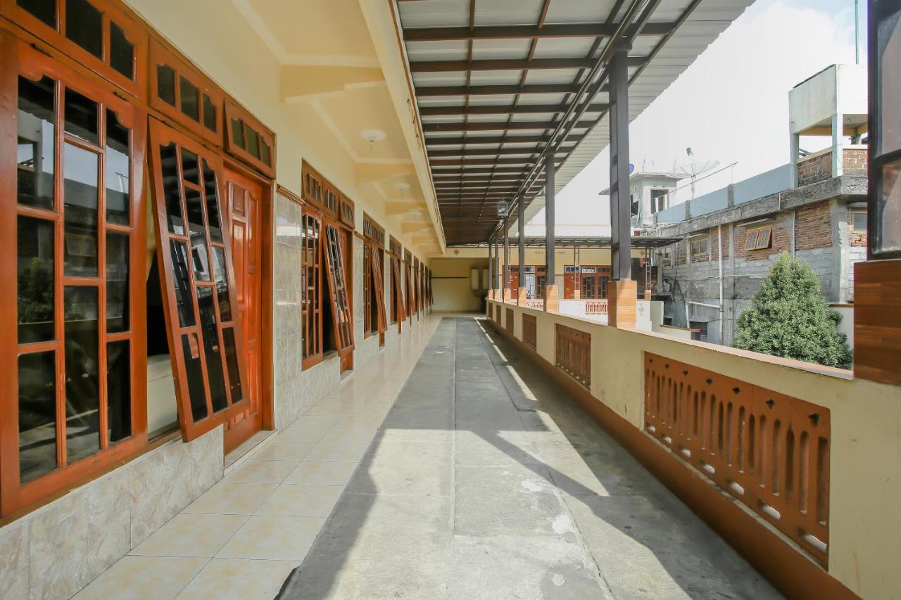 SPOT ON 90092 Dewi Safitri Hotel Semarang Exterior foto