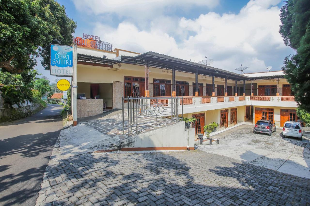 SPOT ON 90092 Dewi Safitri Hotel Semarang Exterior foto