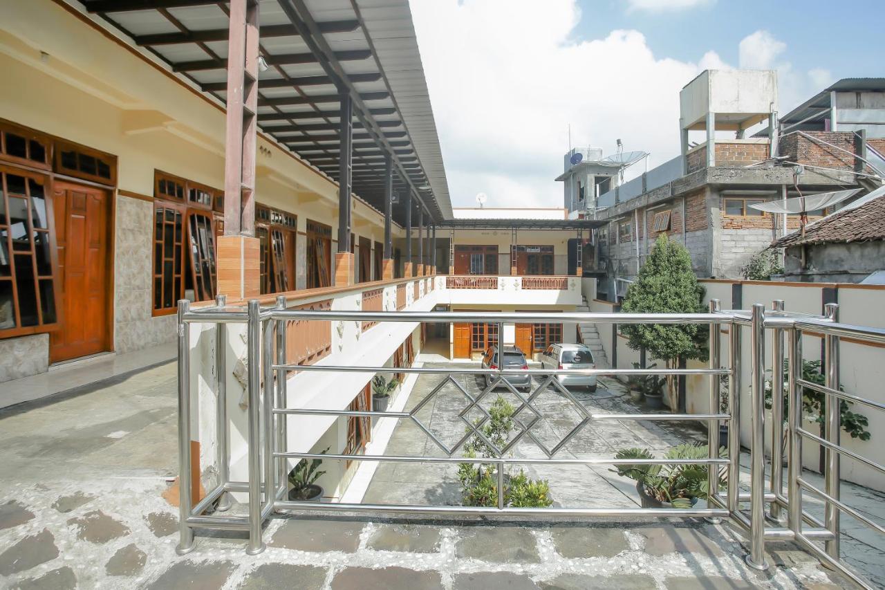 SPOT ON 90092 Dewi Safitri Hotel Semarang Exterior foto