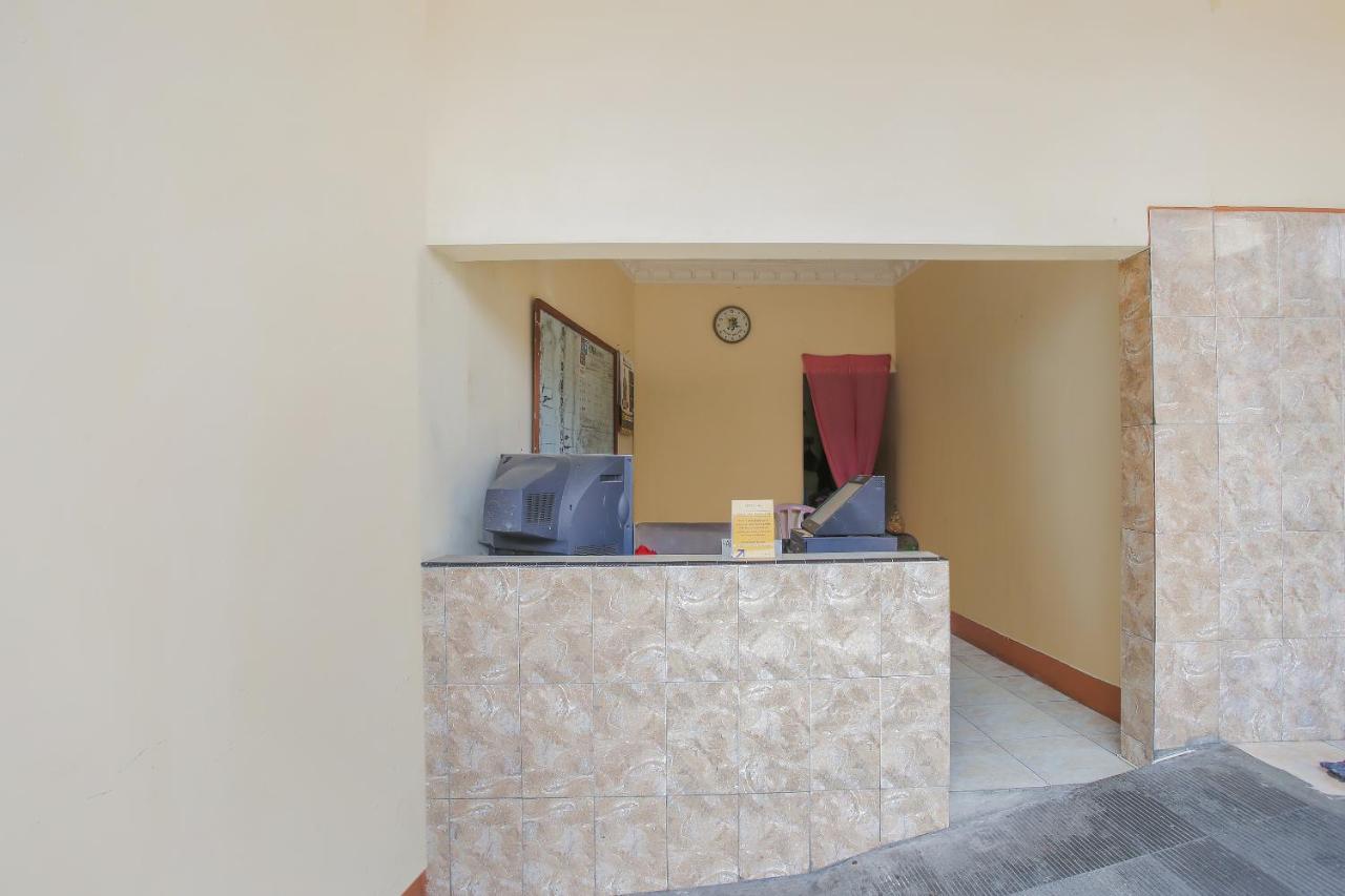 SPOT ON 90092 Dewi Safitri Hotel Semarang Exterior foto