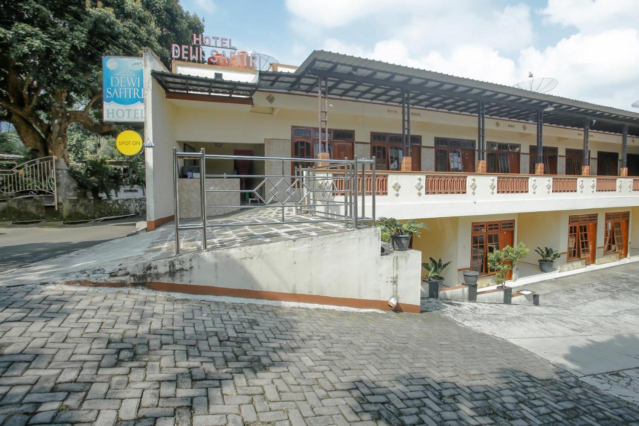 SPOT ON 90092 Dewi Safitri Hotel Semarang Exterior foto