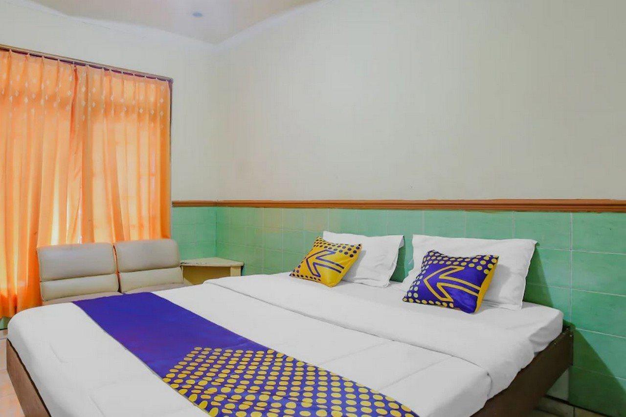 SPOT ON 90092 Dewi Safitri Hotel Semarang Exterior foto
